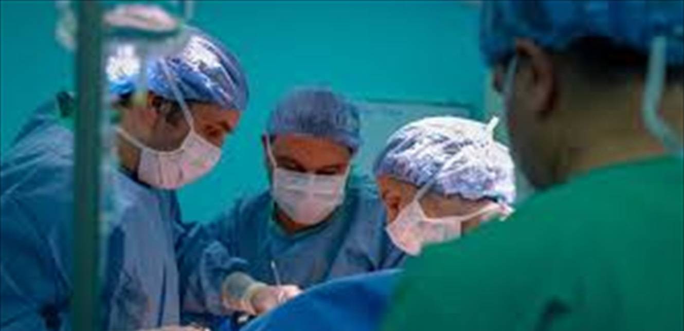 يخضع لعملية جراحية.. فنان معروف بالمستشفى وهذا وضعه الصحي!