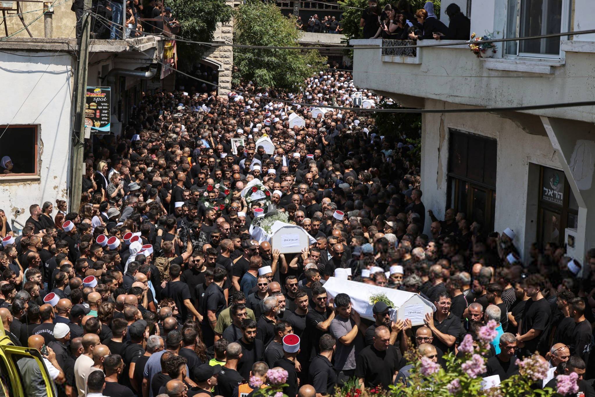 إستنفار داخلي ودولي لاستيعاب حادثة الجولان
«تل أبيب» تريد توسعة الحرب... لكنها غير قادرة على ذلك! 
دروز لبنان وسوريا يتصدّون للفتنة «الإسرائيليّة» من بوابة مجدل شمس