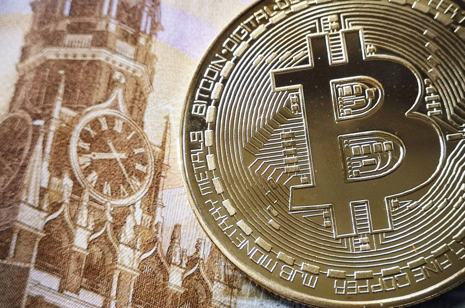 البتكوين والإيثريوم يهبطان إلى أدنى مستوياتهما في عدة أشهر