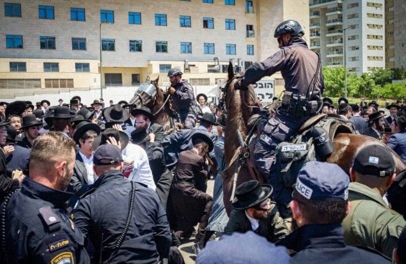 مواجهات بين "الحريديم" وشرطة الاحتلال احتجاجاً على التجنيد