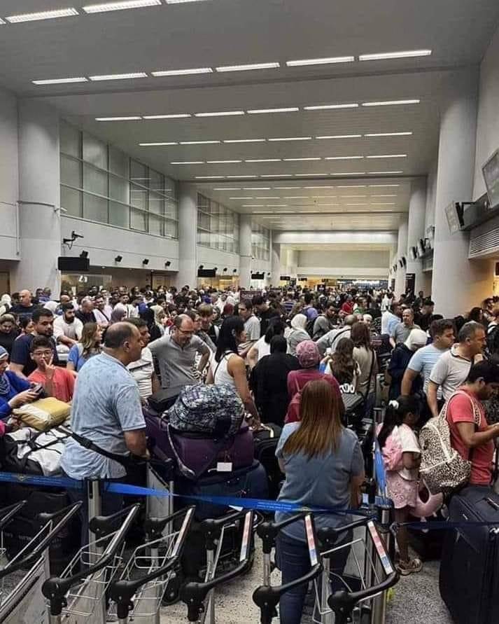 ازدحام كثيف في المطار طلبا للرحيل عن لبنان واسعار تذاكر السفر

ارتفعت ثلاثة اضعاف بعد الغاء شركات طيران رحلاتها الى لبنان
