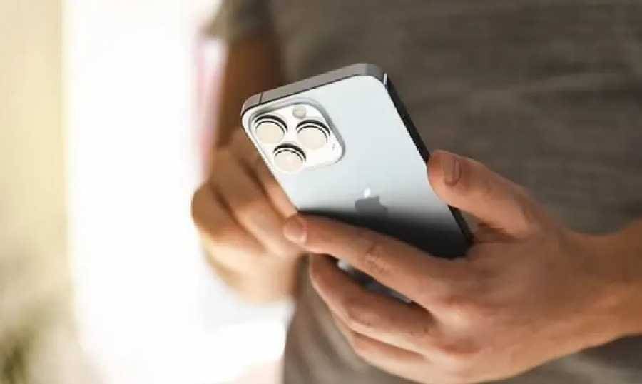 "آيفون" يتعقبك سرًا