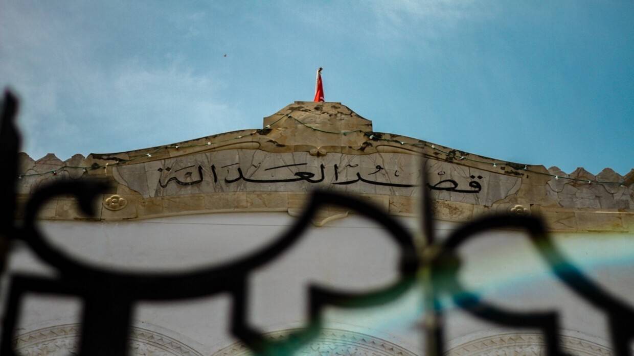 تونس.. محاكمة21 شخصا بتهمة التآمر على أمن الدولة