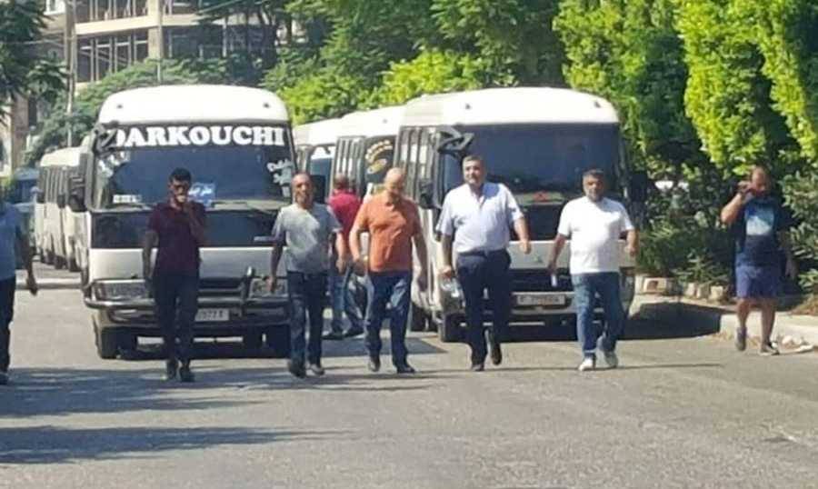 احتجاجا على الفوضى في قطاع النقل البري
سائقو الباصات يقطعون الطريق
امام منزل مولوي في طرابلس