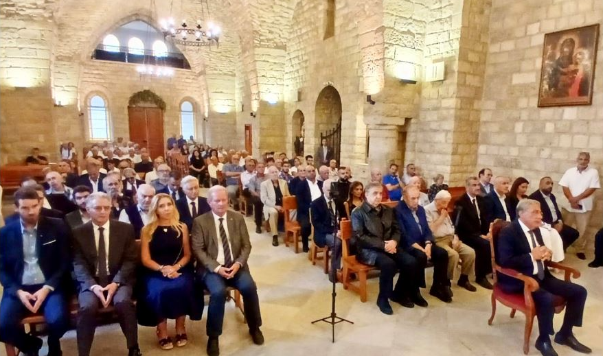 قداس لراحة نفس الرئيس كميل شمعون في دير القمر
رئيس "الأحرار": سنأتي برئيس يرفع الرؤوس