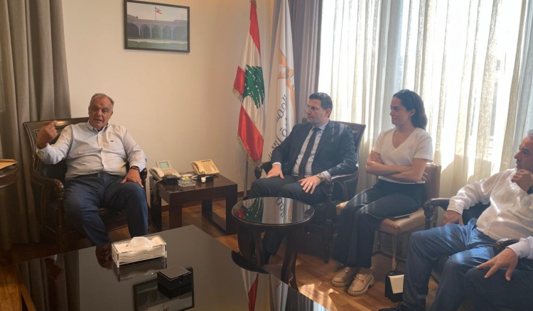 بوشكيان والحاج حسن يبحثان توسيع الاستثمار

في قطاعي الزراعة والصناعة