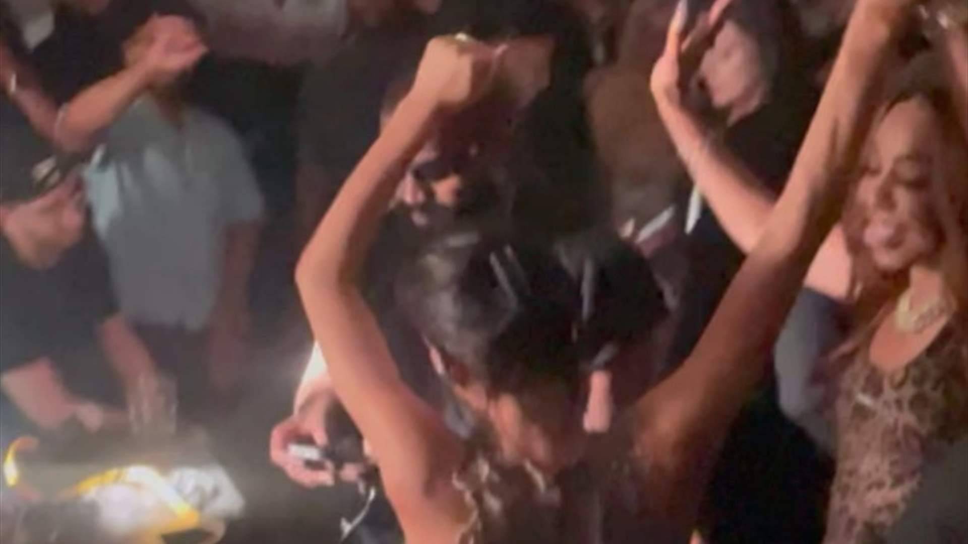 زوجة نجم عالمي تثير الجدل