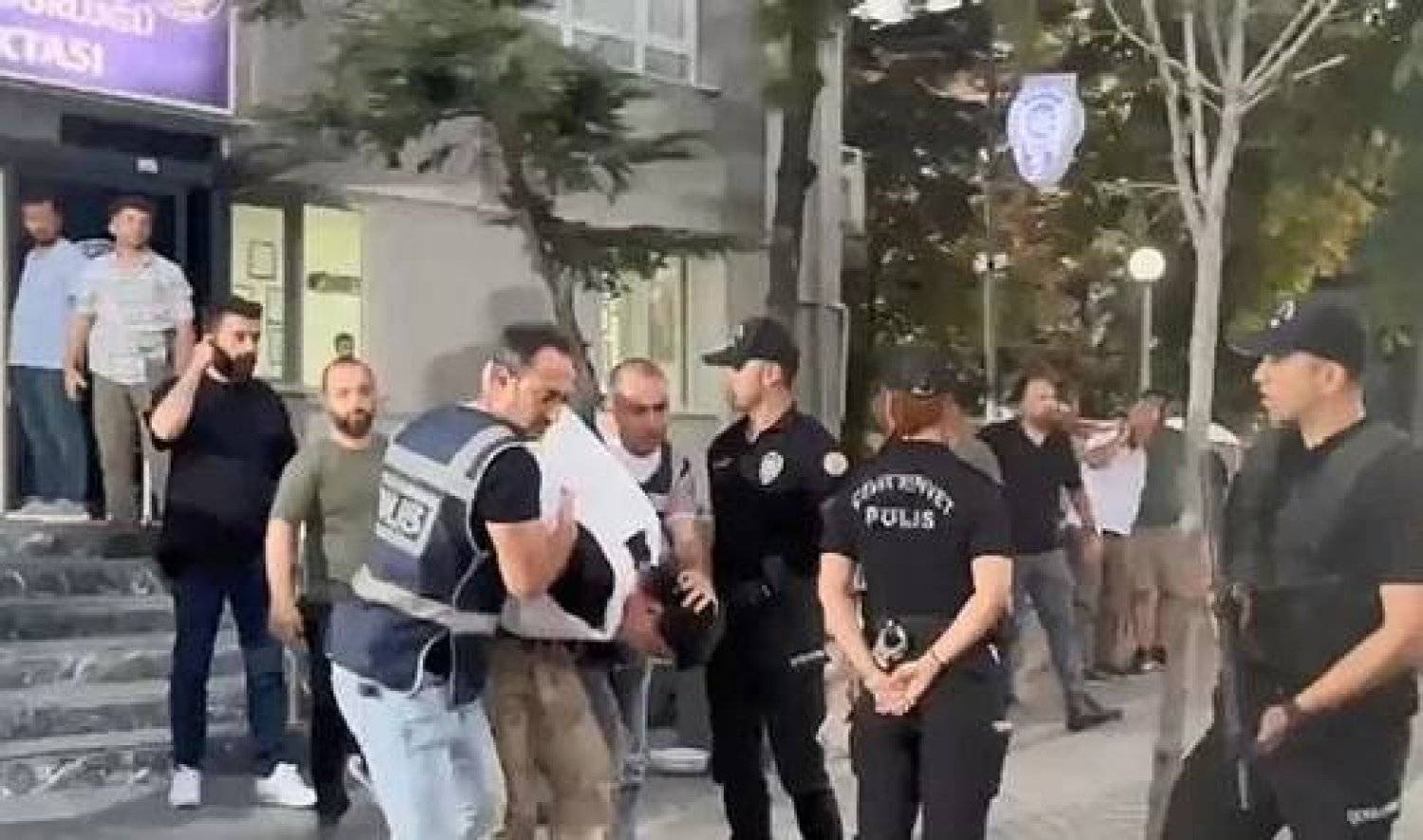 تركيا: اعتقال ملثم طعن 5 أشخاص في حديقة مسجد
