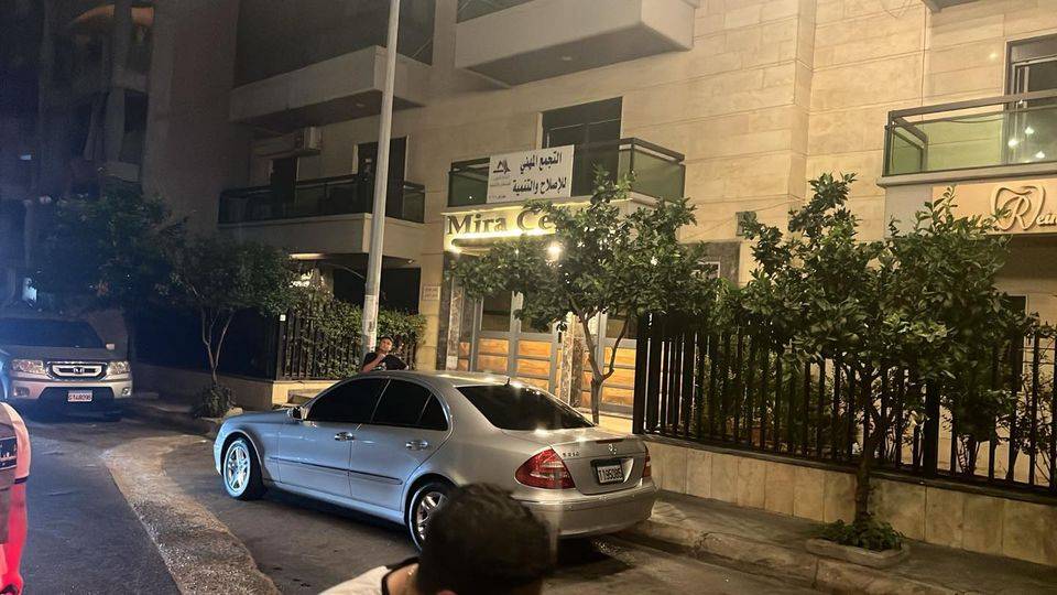 خلاف ببن جيران تطوّر الى إطلاق نار
... وسقوط جريح في الضمّ والفرز