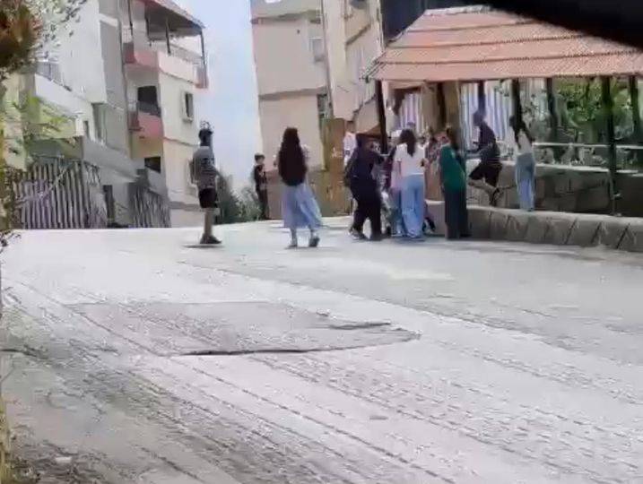 طعنتها بآلة حادة
وأصابتها بجروح طفيفة