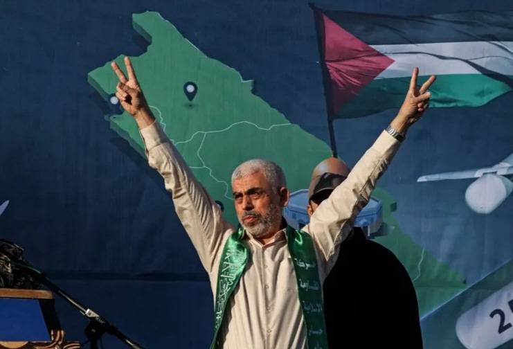 "السنوار" رمز لمرحلة "العسكرة الكاملة" لمنظمات المقاومة
معركة حامية للإمساك بالقرار الفلسطيني ومخيّمات لبنان الهدف