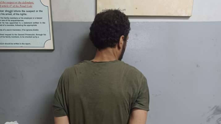 توقيف شخص خلع باب المحكمة الشرعية
في طريق الجديدة... ورمى قنبلة "مولوتوف"