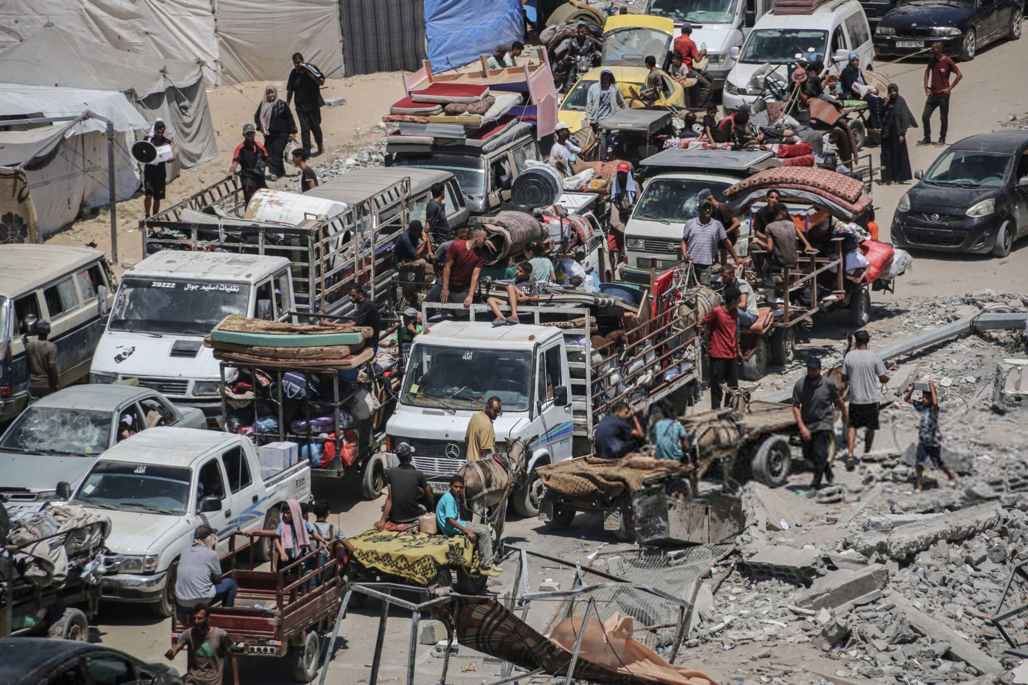 شروط جديدة لنتانياهو تهدّد «لقاء الخميس»... مجلس الأمن ناقش مجزرة «التابعين»
مسؤولون أمنيّون لنتنياهو: عليكَ الاختيار... صفقة أسرى أو حرب إقليميّة