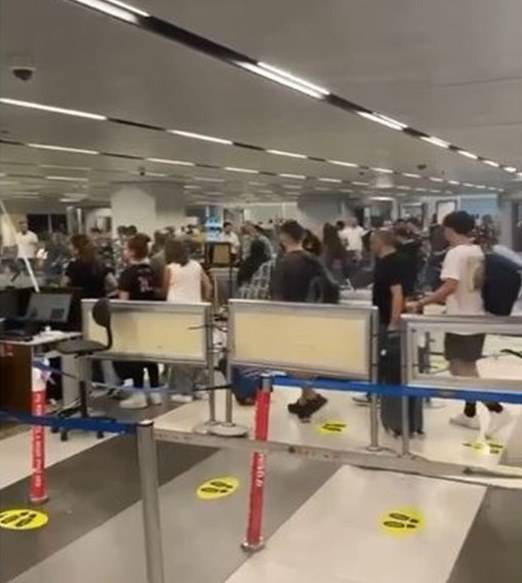 إشكال في مطار بيروت بين عائلتين مُسافرتين
وتنظيم محضر ضبط بحق المتشاجرين
