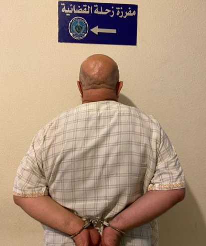 ربط كلباً بسيارته وسحله
 متذرّعاً بالتّهجّم على أولاده وإخافتهم