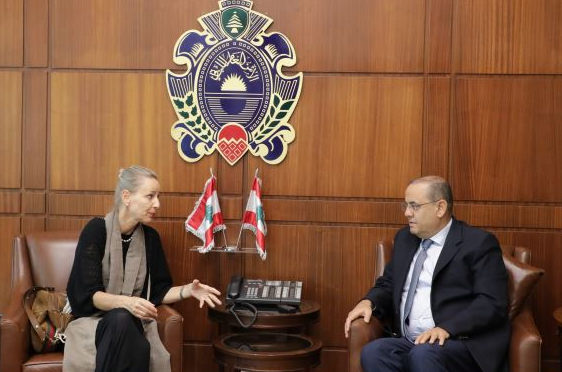 البيسري عرض مع مديرة شؤون
الأونروا أوضاع اللاجئين الفلسطينيين