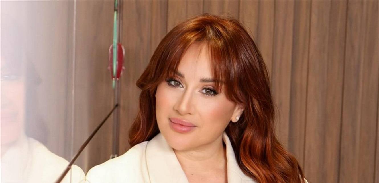 بالصورة: من أمام حوض السباحة في منزلها الفخم.. كارين رزق الله تستمتع بالطقس المشمس!