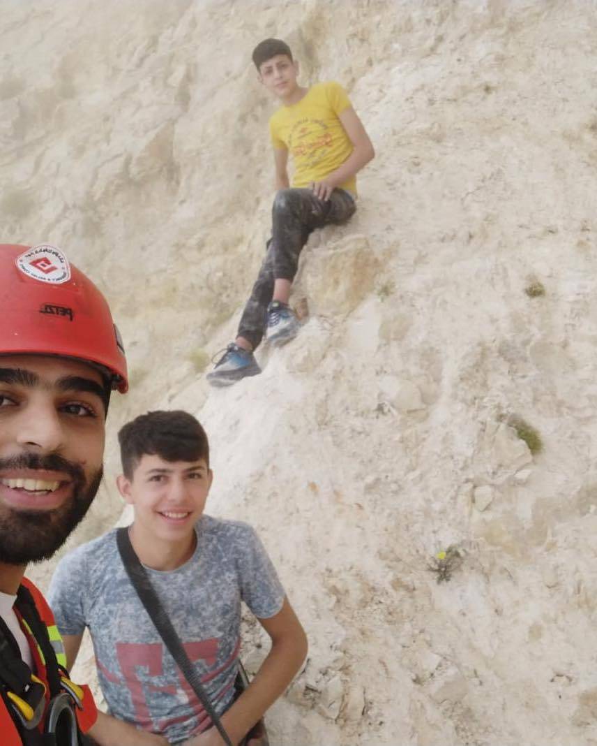 إنقاذ شابين علِقا في أعالي جبال الضنيّة