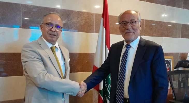 الحلبي تسلّم من سفير الجزائر 40 منحة جامعيّة
مُخصصة للطلاب اللبنانيين في كافة الإختصاصات