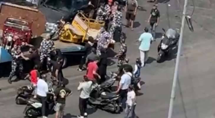 إشكال في منطقة الكفاءات إثر قيام عناصر
لقوى الأمن بحجز آليات "توكتوك" مخالفة