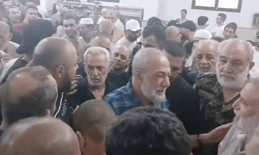 ظهور علنيّ لمنير المقدح بعد اغتيال شقيقه في صيدا