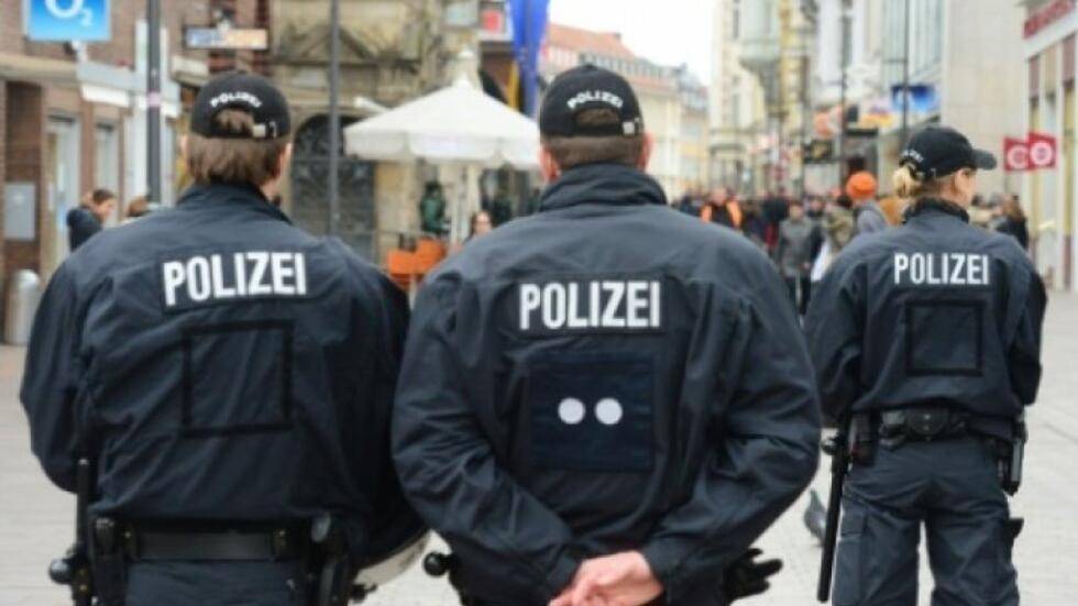 الشرطة الألمانية تلقي القبض على شخص بعد مقتل 3 طعنا
