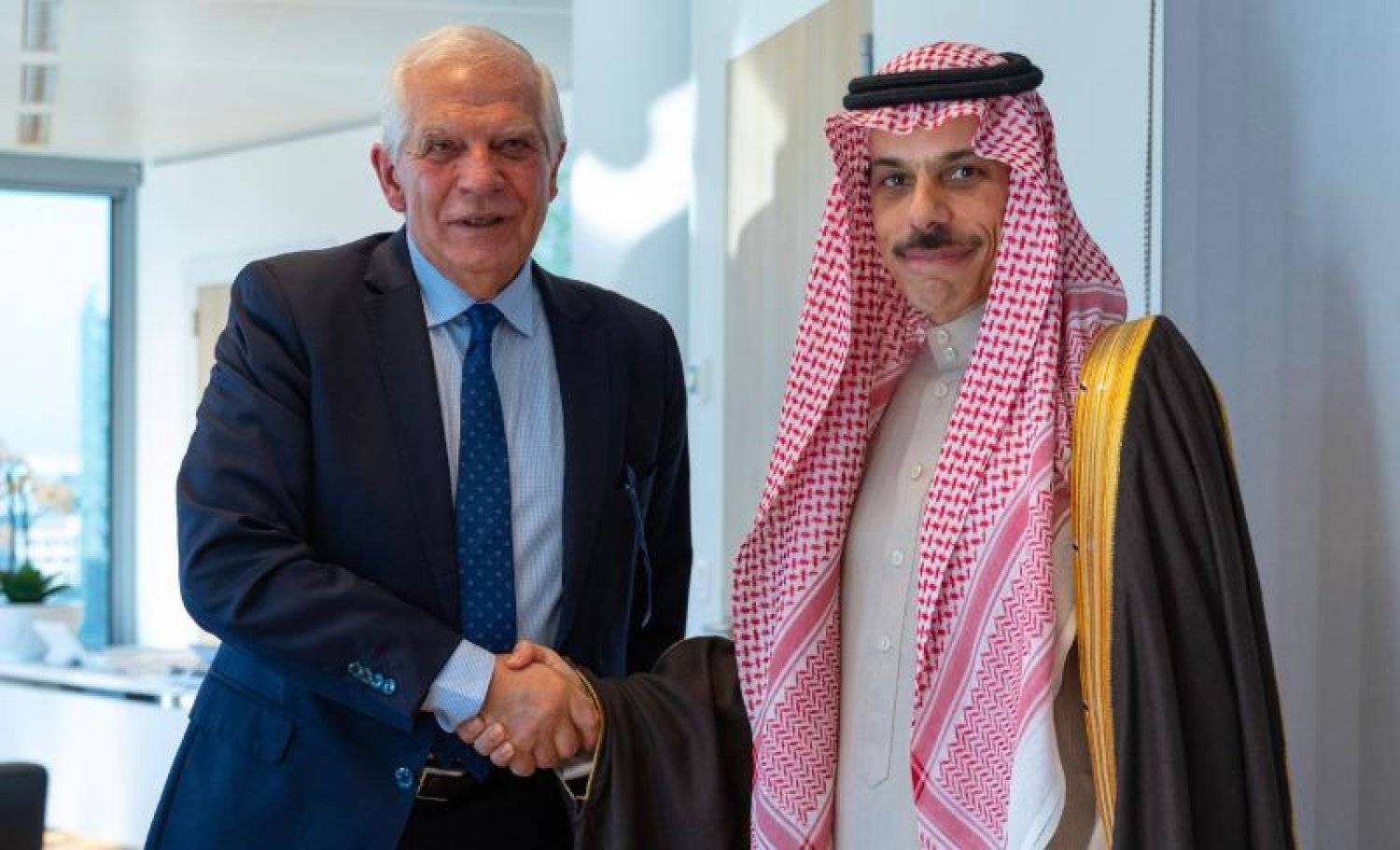 بوريل ووزير خارجية السعودية يبحثان سبل وقف التصعيد في المنطقة