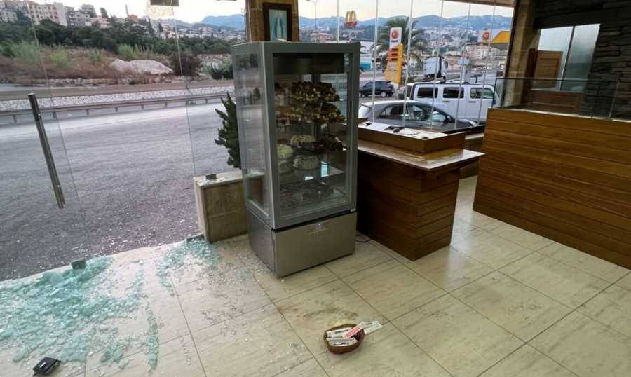 فجرا... ملثمون ينهبون محل Cake Bake في عمشيت