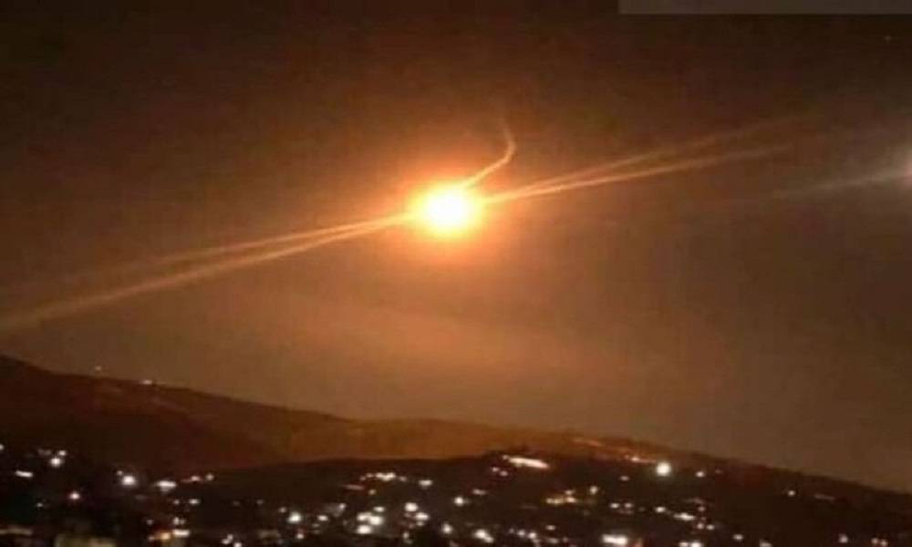 قنابل مضيئة وقذائف وطيران استطلاعي جنوبا