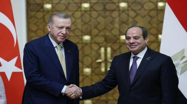 الزيارة الأولى منذ توليه الرئاسة... السيسي يصل تركيا وأردوغان أول المستقبلين
