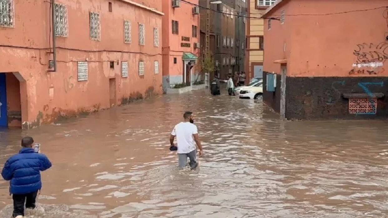 انهيار منازل وسيول عارمة تغمر شوارع مدينة مغربية بسبب الأمطار