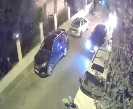 إلقاء قنبلة مولوتوف على سيارة في أبي سمراء
