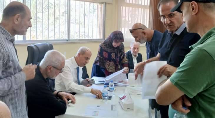 خير أشرف على تسليم شيكات للمتضرّرين
من استهداف العدو لمبنى في حارة حريك
