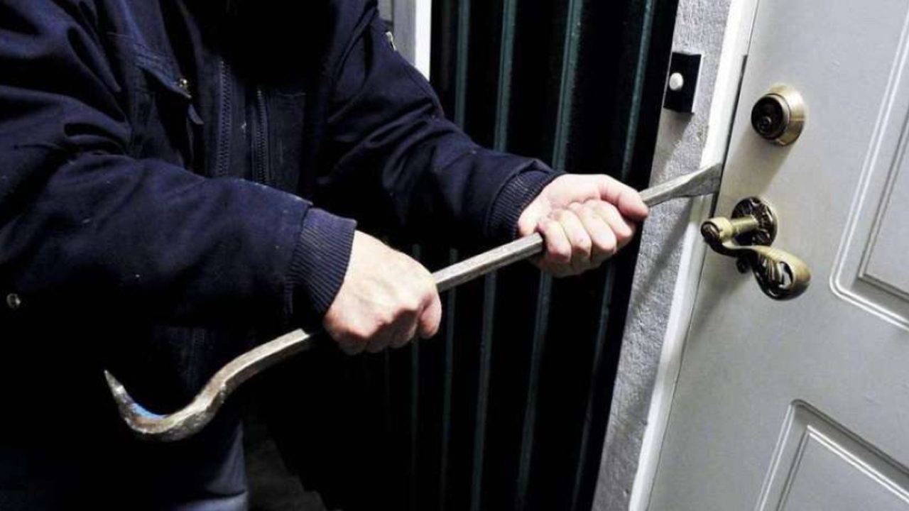 توقيف اثنين اقتحما منازل وسرقا مالا ومُجوهرات