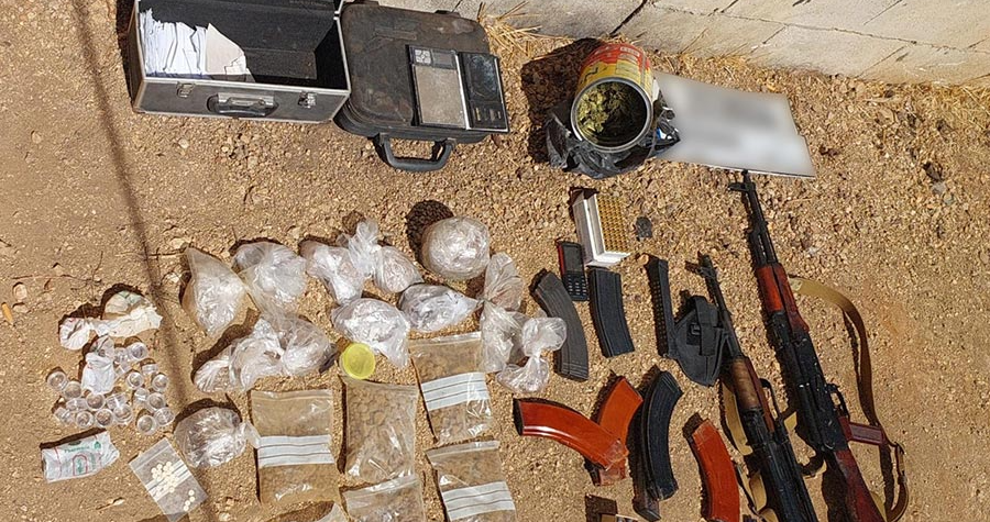 الجيش: دهم منزلين وتوقيف 3 مواطنين وسوري في الحمودية – البقاع