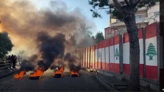 "تجمّع العسكريين المتقاعدين" أشعل الإطارات أمام السرايا
و "حراك المتقاعدين العسكريين" أعلن حال طوارىء مفتوحة