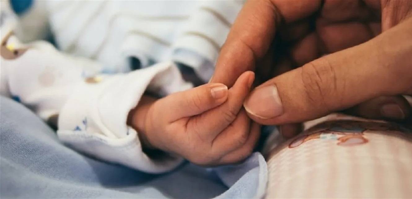 بعد 6 سنوات.. فنانة معروفة تستقبل طفلتها الأولى