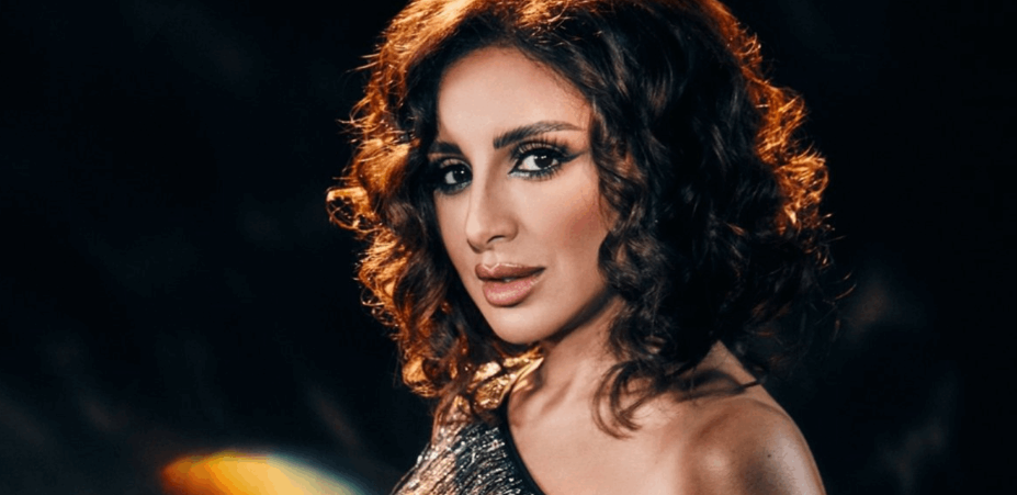 فنانة عربية حديث الجمهور.. بوستر لها انتشر في ميدان "التايمز سكوير"
