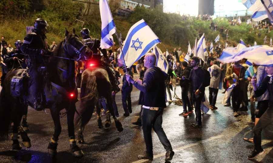 عشرات الآلاف يتظاهرون في "تل أبيب" للمطالبة بصفقة تبادل أسرى