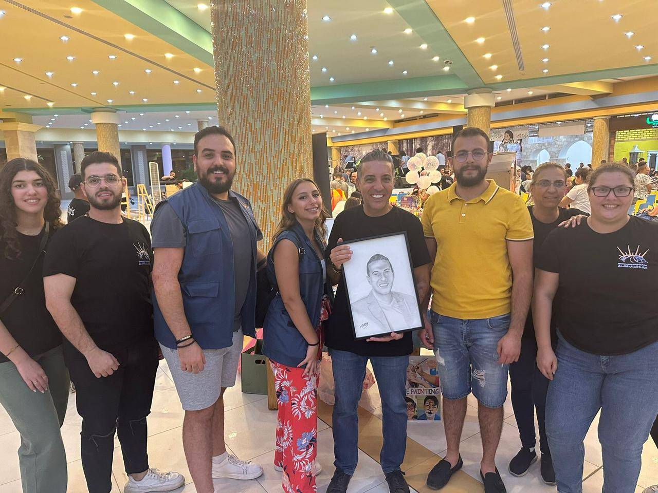 الفنان حنا صباغ مكرّماً الاعلامي طوني ابو نعوم في مهرجان وداع الصيف