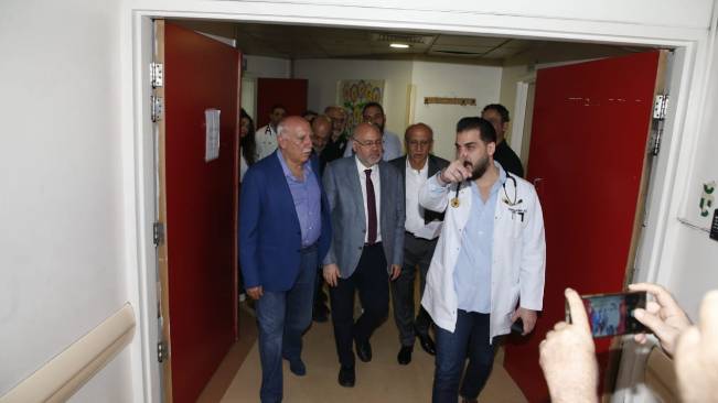 حيّا جهود الأطقم الإستشفائيّة
الأبيض جال على مسشفيات البقاع:
كلّ العناية مؤمّنة لجرحانا