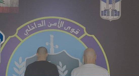 توقيف مُروّج مخدِّرات مع أحد زبائنه... وضبط كميّة منها