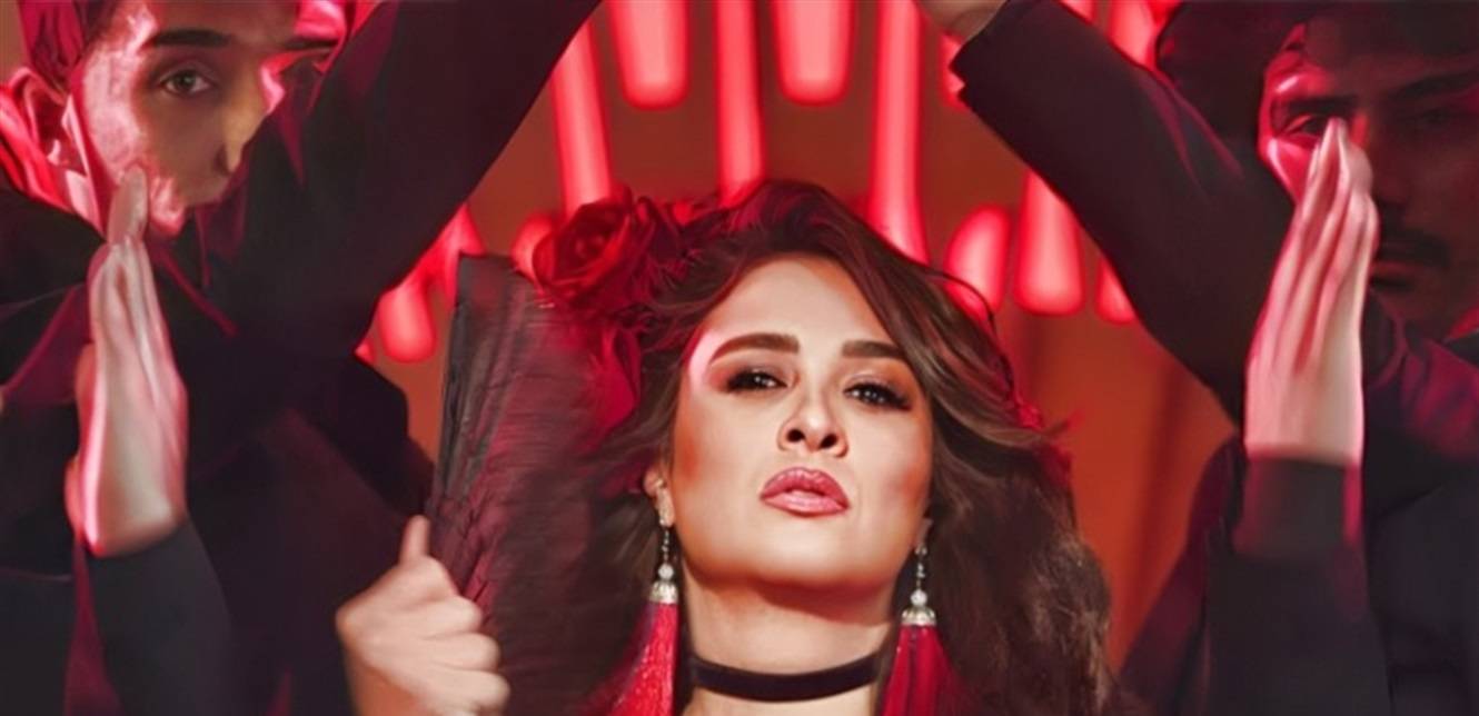 "ياسمين عبد العزيز".. ضحكات وأجواء مرحة في كواليس الحملة الدعائية