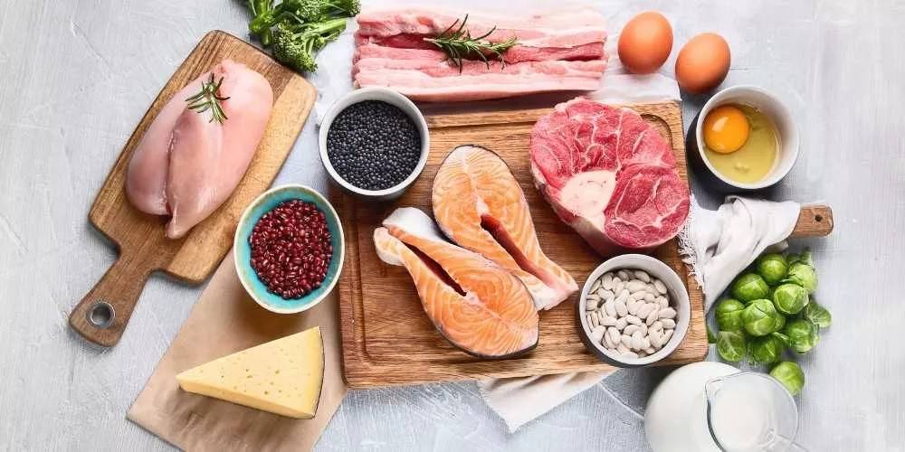 تعزيز الكتلة العضلية: أطعمة غنية بالبروتين لا تفوتها!