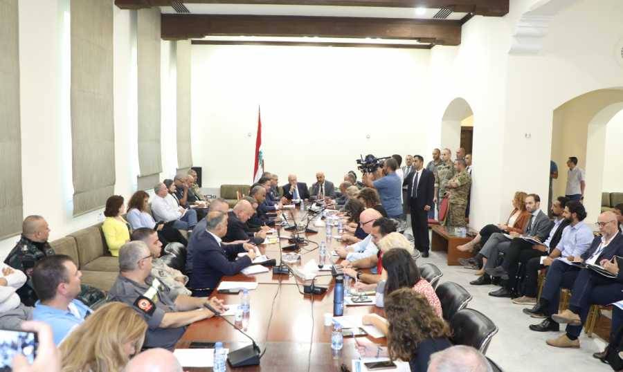 "لجنة تنسيق عمليات مواجهة الكوارث والأزمات الوطنية أجتمعت في السراي 
واكبت اعداد النازحيين من قرى الجنوب... وتنسيق مع "الداخلية" لتأمين السكن