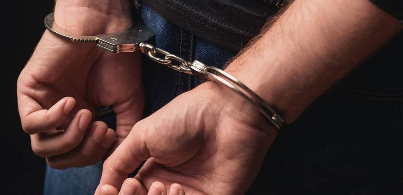 إلقاء القبض على أحد المطلوبين.. وهذا ما ضُبط بحوزته