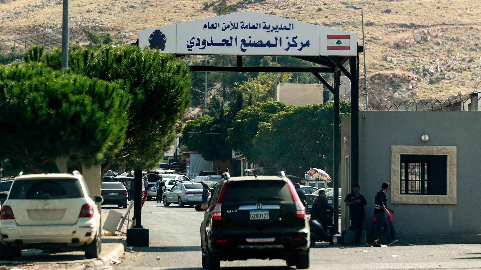 تعليق قرار تصريف 100 دولار للسوريين عند دخولهم سوريا