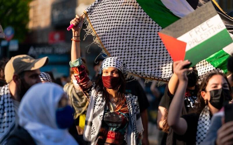 بسبب الكوفية الفلسطينية
 كاتبة شهيرة ترفض جائزة أميركية