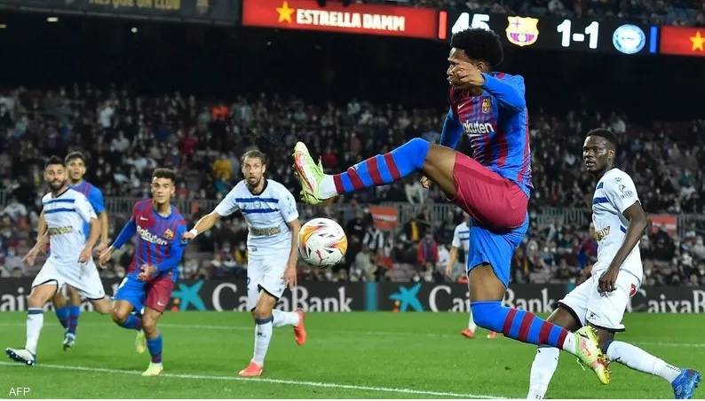 برشلونة يدافع عن الصدارة أمام ألافيس وريال في مهمة صعبة