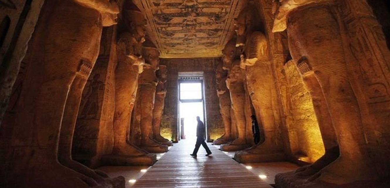 واقعة غريبة.. سائح يدخل بجثة والدته الى معبد أبو سمبل لهذا السبب